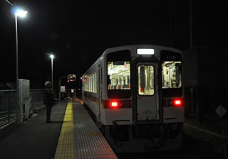 阿字ヶ浦駅の夜キハ11-5画像