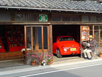 赤いスポーツカーのあるお店画像