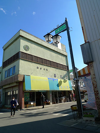 昭和レトロの衣料品店画像