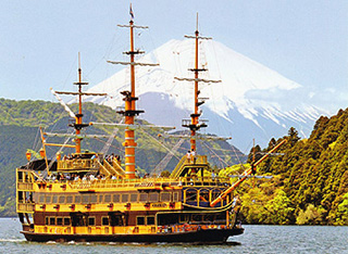 芦ノ湖海賊船と富士画像