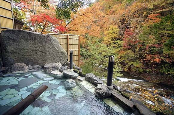 湯西川温泉 彩り湯かしき花と華  露天風呂画像