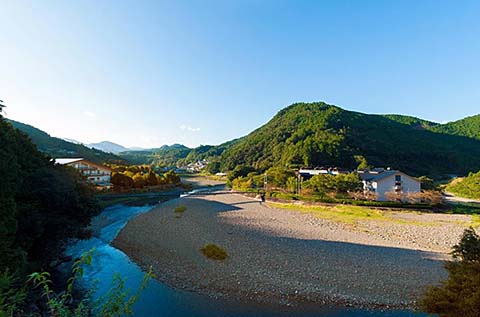 渡瀬温泉と四村川画像