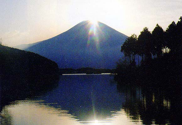 田貫湖から望むダイヤモンド富士画像