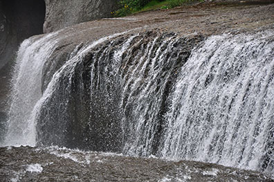 吹割の滝水流画像