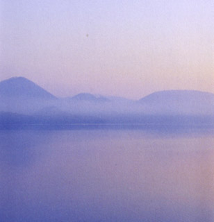 朝もやの洞爺湖