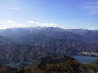 仏果山から望む宮ヶ瀬湖と丹沢主脈画像
