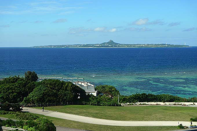美ら海水族館水族館から望む伊江島画像