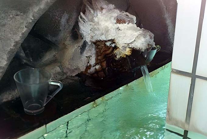 深い眠りの湯 岩倉温泉 温泉湯口画像