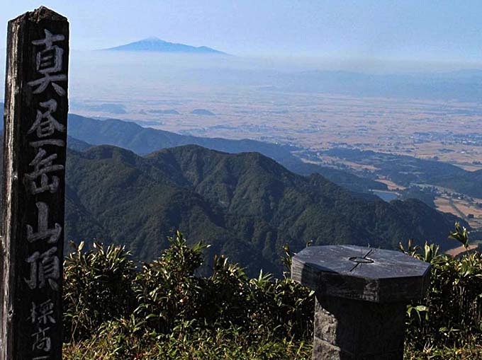 真昼岳山頂と鳥海山遠景画像