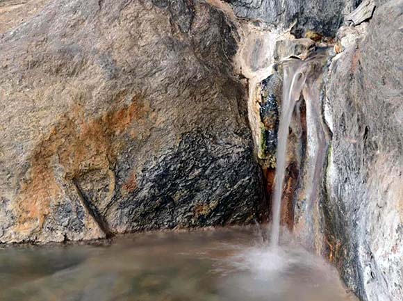 原鶴温泉 やぐるま荘 露天風呂の湯口画像