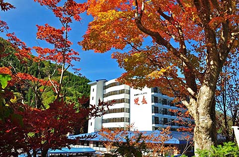 奥飛騨ガーデンホテル秋の外観画像