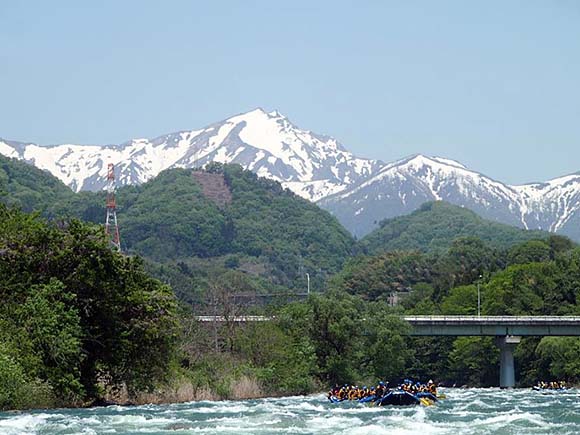 谷川岳とラフティング画像