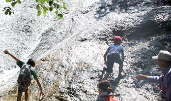 湯の滝を登る子供たち画像
