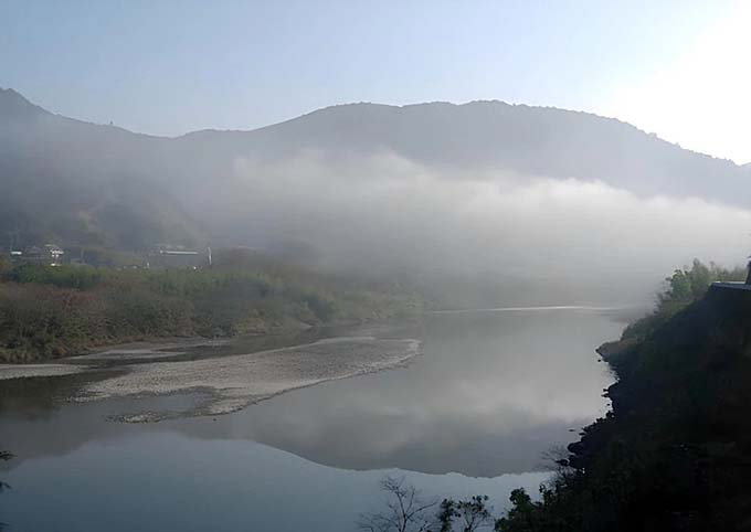 霧に霞む四万十川画像