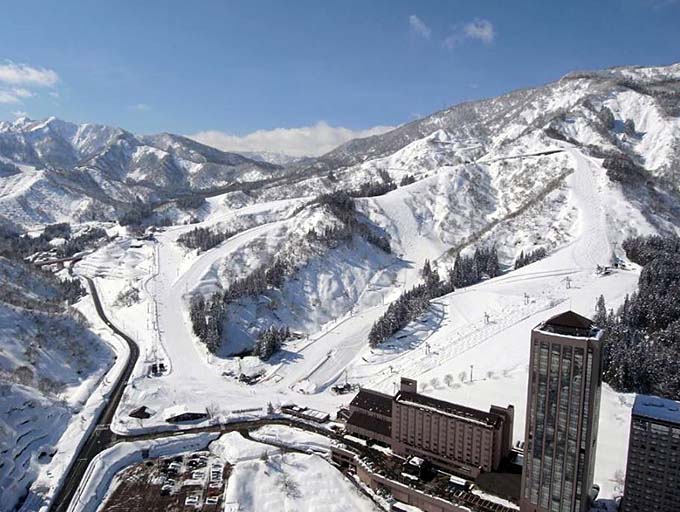 越後湯沢温泉 ナスパ ニューオータニ スキー場とホテル全景画像
