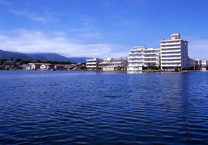 佐渡加茂湖温泉 湖畔の宿 吉田家 全景と加茂湖画像