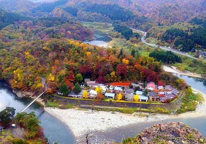 鷹ノ巣温泉 紅葉の空撮画像