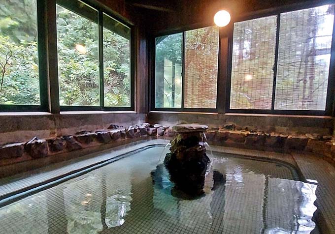 栃尾又温泉 湯治の宿 神風館 共同浴場「霊泉の湯」内湯画像