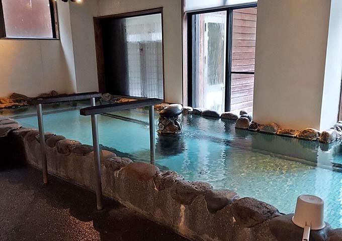 栃尾又温泉 湯治の宿 神風館 共同浴場「霊泉の湯」内湯画像