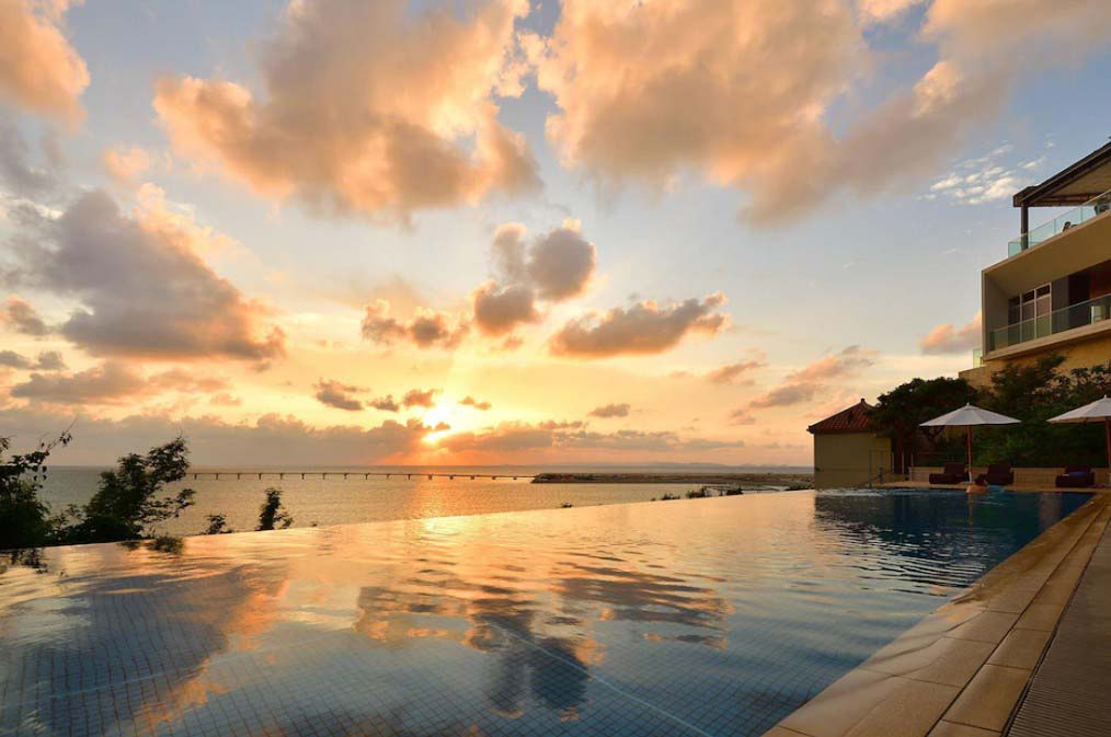 琉球温泉 龍神の湯 瀬長島ホテル 絶景プール画像