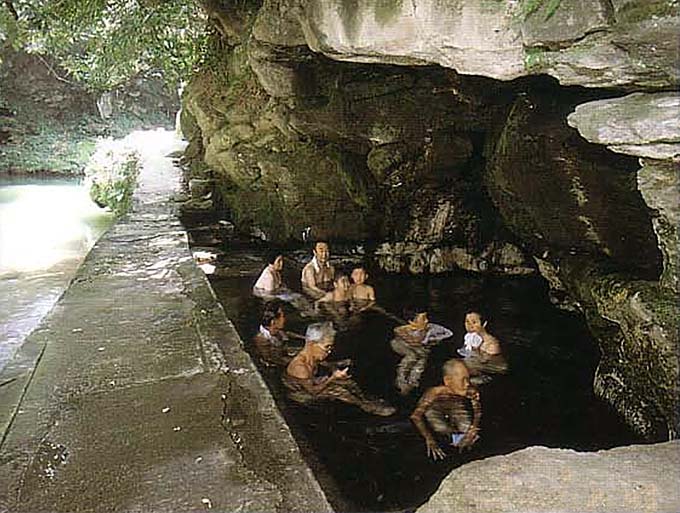壁湯天然洞窟風呂画像