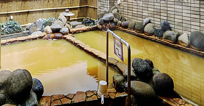 三郷市早稲田天然温泉めぐみの湯 露天風呂画像