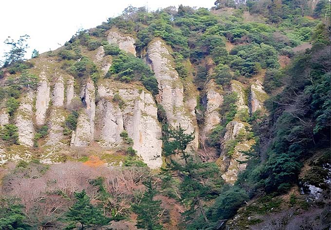 立久恵峡の断崖絶壁画像