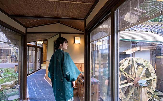 岩井温泉 山陰最古の湯 岩井屋 廊下と水車画像