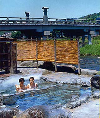 三朝温泉河原の露天風呂画像