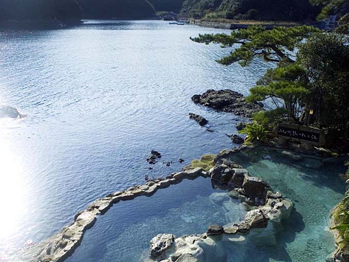 南紀勝浦温泉 碧き島の宿 熊野別邸 中の島
紀州潮聞之湯 露天風呂画像