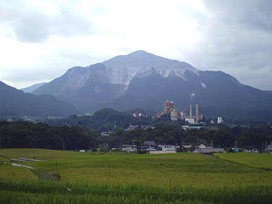 武甲山とセメント工場画像