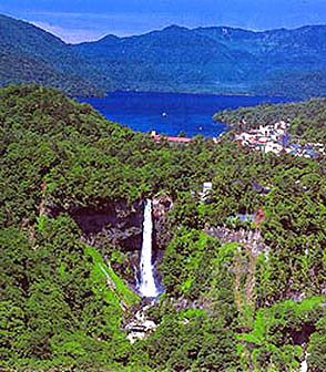 華厳の滝と中禅寺湖の画像